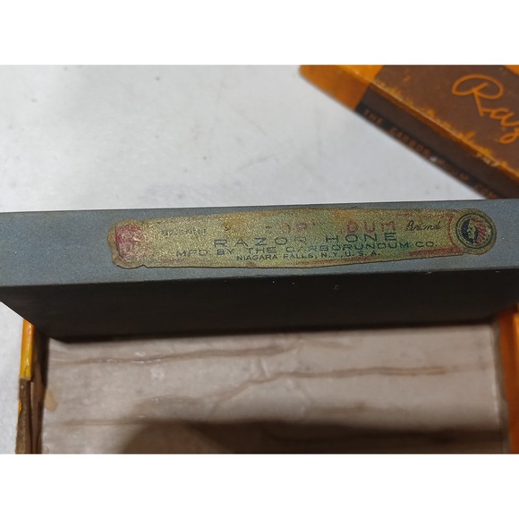 Vintage CARBORUNDUM Pocket Razor KNIFE Hone Indian Chief w/ Box BX180 - Picture 4 of 5